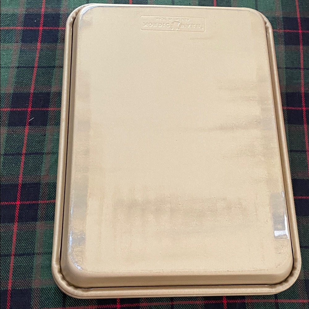 4- Nordic Ware Gold Non-Stick Quarter Sheet Pans - Picture 9 of 9